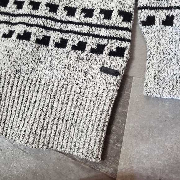 Roots Heathered Gray and Black Aztec Patterned Long Sleeve Sweater. M. - Picture 3 of 9